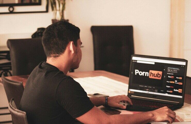 ragazzo guarda logo Porn Hub