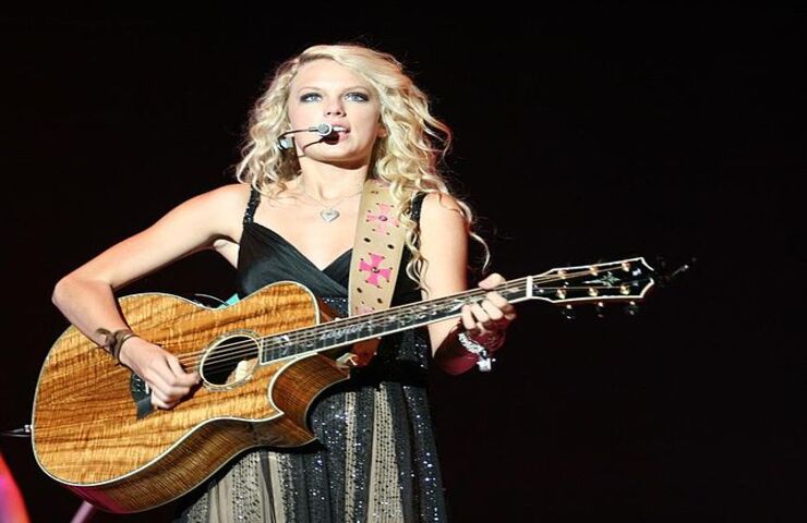 Taylor Swift da giovane canta con chitarra